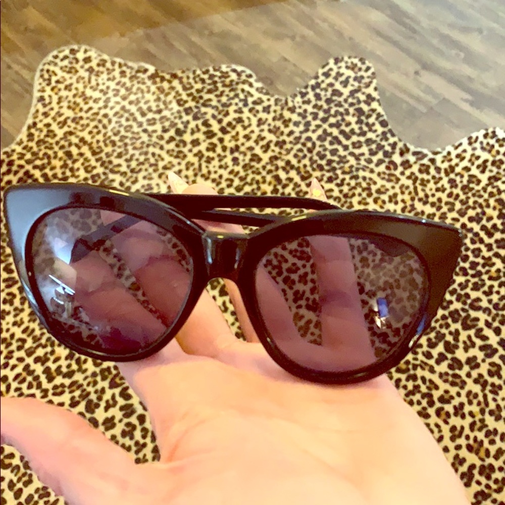 Kendall + Kylie 🖤🐯👁 🕶